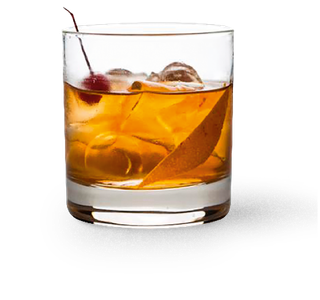 Ein Glas mit einem goldenen Getränk, gefüllt mit Eiswürfeln, einer Kirsche und einem Stück Zitrone, auf einem dunklen Untergrund.