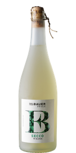 Ein stilvoller Secco in einer transparenten Flasche, die den hellen, sprudelnden Inhalt und den Korken sichtbar macht.