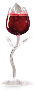 Ein elegantes Glas in Form einer Blume, gefüllt mit sprudelndem, rotem Getränk, das an einen frischen Cocktail erinnert.