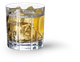 Ein Glas mit einem goldenen Getränk, gefüllt mit Eiswürfeln und einer Scheibe Zitrone, steht auf einem dunklen Untergrund.