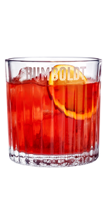 Ein elegantes Glas mit einem leuchtend roten Getränk, das mit Eiswürfeln gefüllt ist und eine Orangenscheibe enthält.