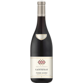 Der Santenay Wein von Pierre André zeigt eine tiefrote Farbe und ein ansprechendes Etikett mit goldenen Akzenten.