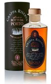 Ein hochwertiger Grappa in einer klaren Flasche, die auf einem reflektierenden Untergrund steht, umgeben von einer ansprechenden Dose.