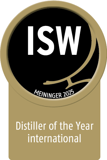 Ein prägnantes Abzeichen mit dem ISW-Logo und dem Titel 'Distiller of the Year international' für das Jahr 2025 in goldener Schrift.