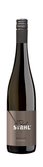 Eine elegante Flasche Riesling mit einem modernen Etikett, das den Namen 'Stahl' in stilvollem Schriftzug zeigt.