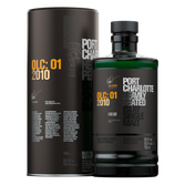 Eine elegante Flasche Port Charlotte Heavily Peated Whisky steht neben einer stilvollen Verpackung mit goldenen Akzenten.