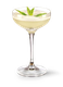 Das Cocktailglas zeigt ein helles Getränk, das mit einer Schicht Schaum und frischen Minzblättern verziert ist.