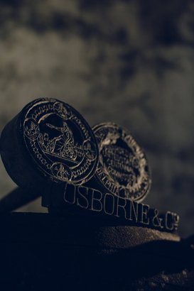 Die Stempel zeigen komplexe Designs und den Schriftzug 'Osborne & Co.', was auf eine lange Tradition hinweist.