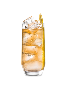 Ein Glas mit einem eisgekühlten Getränk, das durch Eiswürfel und einen Zitronenschnitz verziert ist, vor einem einfarbigen Hintergrund.
