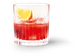 Das Glas zeigt ein köstliches rotes Getränk, das durch Eiswürfel gekühlt wird und mit einer Orangenscheibe verziert ist.