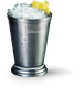 Ein eleganter, silberner Becher mit Eiswürfeln und einer Zitronenscheibe, beschriftet mit 'Geldermann'.