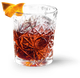 Ein elegantes Glas mit einem tiefroten Getränk, garniert mit einer spiralförmigen Orangenschale, auf einem dunklen Untergrund.