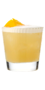 Ein elegantes Glas mit einem gelben Cocktail, garniert mit einer Orangenscheibe, steht auf einem neutralen Hintergrund.