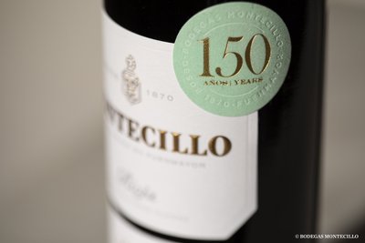 Eine Nahaufnahme einer Weinflasche mit dem Etikett von Bodegas Montecillo, das 150 Jahre Jubiläum feiert.