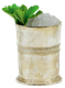 Ein glänzender silberner Becher mit zerstoßenem Eis und frischen Minzblättern, der die Vorfreude auf einen köstlichen Cocktail weckt.