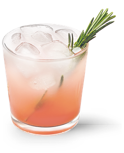Ein Glas mit einem pinken Getränk, gefüllt mit Eis und garniert mit frischem Rosmarin, strahlt Sommerfrische aus.