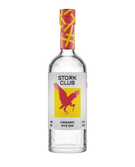 Die Flasche mit dem roten Storch-Logo hebt sich durch ihr minimalistisches Design und die leuchtenden Farben hervor.