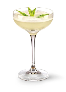 Das Cocktailglas zeigt ein helles Getränk, das mit einer Schicht Schaum und frischen Minzblättern verziert ist.