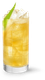 Ein Getränk mit einer hellen, goldenen Farbe, das in einem Glas mit Eis serviert wird, garniert mit einer Limettenzeste.