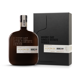 Eine elegante Flasche Mount Gay Rum steht neben einer stilvollen Verpackung, die das Design der Single Estate Series zeigt.