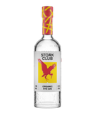 Die Flasche mit dem roten Storch-Logo hebt sich durch ihr minimalistisches Design und die leuchtenden Farben hervor.