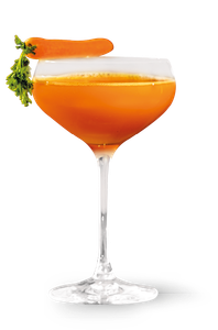 Ein stilvolles Getränk in einem hohen Glas, das orangefarbene Flüssigkeit zeigt, gekrönt von einer Karotte und frischem Grün.