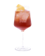 Ein ansprechendes Getränk in einem hohen Glas, gefüllt mit Eis und einem fruchtigen Cocktail, dekoriert mit Zitronenstücken.