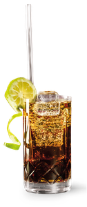 Ein erfrischendes Getränk in einem klaren Glas, gefüllt mit sprudelndem Cola und einem Limettenschnitz als Garnitur.