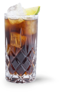 Ein elegantes Glas mit einem dunklen Getränk, gefüllt mit Eiswürfeln und garniert mit einer Limettenscheibe.