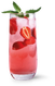 Ein erfrischender Erdbeer-Minz-Cocktail in einem hohen Glas, das mit Eis gefüllt und in einem hellen Rosa gehalten ist.