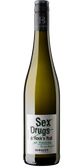 Eine elegante Weinflasche mit einem kreativen Etikett, das den Text 'Sex, Drugs & Rock'n Roll' durchstreicht und 'just Riesling' hervorhebt.