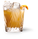 Ein stilvolles Glas, das ein goldenes Getränk mit Eis und einer frischen Orangenscheibe zeigt, ideal für heiße Tage.