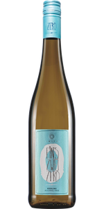 Eine Flasche alkoholfreier Riesling mit einem hellblauen Etikett, das den Schriftzug 'EINS ZWEI ZERO' trägt.