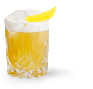 Ein stilvolles Getränk in einem Kristallglas, das mit Eis gefüllt ist und eine frische Zitronenscheibe als Dekoration hat.