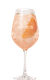 Ein transparentes Glas mit einem fruchtigen, sprudelnden Getränk, das durch eine Orangenscheibe ansprechend dekoriert ist.