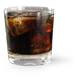 Die Kombination aus Eiswürfeln und Cola in einem Glas erzeugt ein einladendes Bild, das Durst und Erfrischung suggeriert.