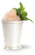 Zerstoßenes Eis und frische Minze füllen einen stilvollen silbernen Becher, der perfekt für heiße Sommertage ist.