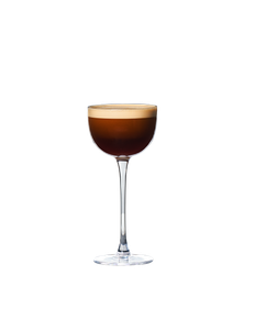 Ein elegantes Cocktailglas mit einer Schicht aus dunklem Kaffee und einer cremigen Schaumkrone oben drauf.