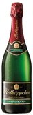 Ein ansprechendes Bild einer Flasche Rotkäppchen Riesling Trocken, die mit ihrer eleganten Etikettierung und feuchten Oberfläche besticht.