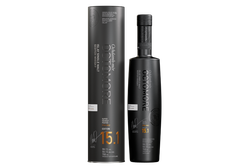 Eine elegante Flasche Octomore Whisky steht neben einer stilvollen Verpackung, beide in schwarzem Design mit goldenen Akzenten.