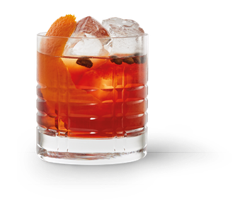 Ein stilvolles Glas mit einem roten Cocktail, das mit Eiswürfeln und einer Orangenscheibe dekoriert ist, steht im Fokus.