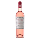 Eine elegante Flasche Doppio Passo Primitivo aus Puglia, die in sanften Rosatönen schimmert und einen edlen Eindruck hinterlässt.