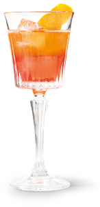 Der Cocktail in einem stilvollen Glas zeigt eine lebendige Farbverlauf von Orange zu Rot, garniert mit einer Orangenscheibe.