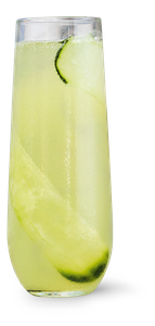 Ein Glas mit einem sprudelnden, gelb-grünen Cocktail, das mit einer Gurkenscheibe dekoriert ist, steht auf einem weißen Hintergrund.