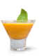 Ein erfrischender Cocktail in einem eleganten Glas, gefüllt mit einer leuchtend orangefarbenen Flüssigkeit und garniert mit einem Minzblatt.