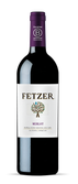 Eine Flasche Fetzer Merlot mit einem eleganten Etikett und einem stilisierten Baum-Logo, das Nachhaltigkeit symbolisiert.