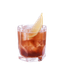 Ein Cocktail mit einer tiefen, rötlichen Farbe, serviert in einem klaren Glas, dekoriert mit einer frischen Zitronenscheibe.