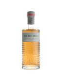 Die Flasche 'The Botanist' hebt sich durch ihre einzigartige Form und die eingravierten Pflanzenbezeichnungen von der dunklen Umgebung ab.