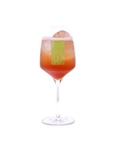 Ein erfrischender Cocktail in einem hohen Glas, das mit Eis gefüllt ist und eine auffällige grüne Etikette trägt.