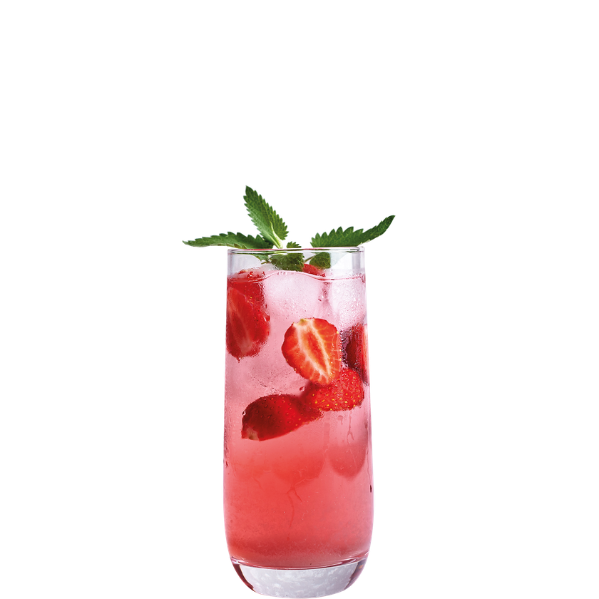 Ein erfrischendes Getränk in einem hohen Glas, gefüllt mit Eis, frischen Erdbeeren und einem Hauch von Minze.